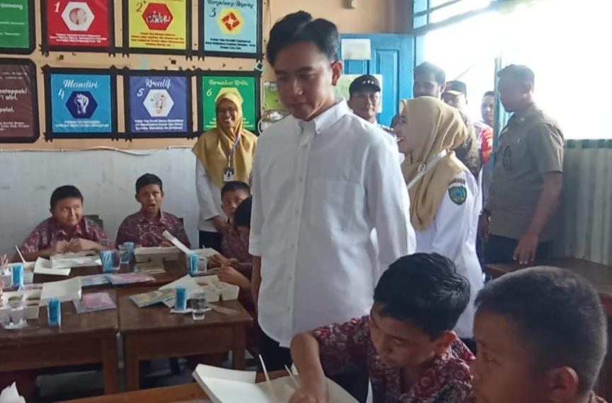 Wapres Gibran Rakabuming Raka Tinjau Simulasi Makan Bergizi Gratis di SDN 103 Inpres Hasanuddin Maros